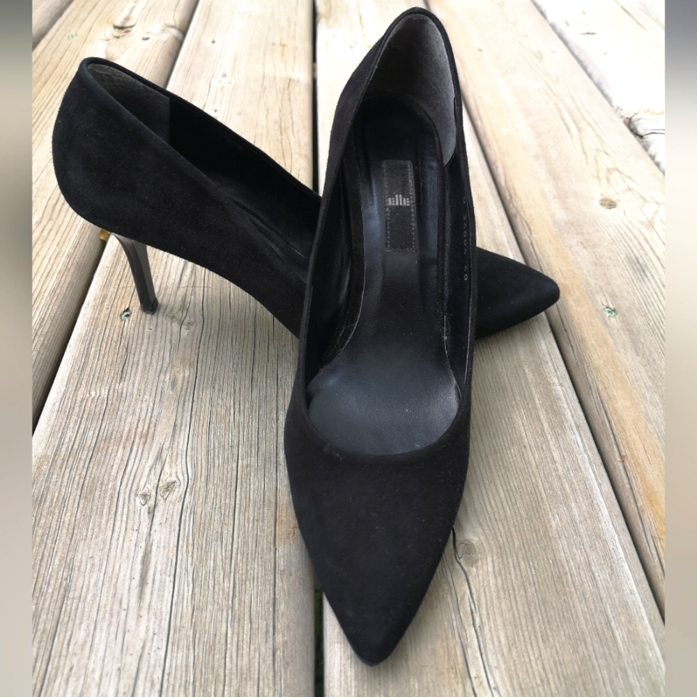 Suede Pumps